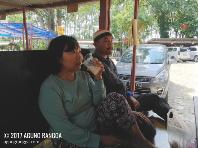 mama dan bapak sedang istirahat