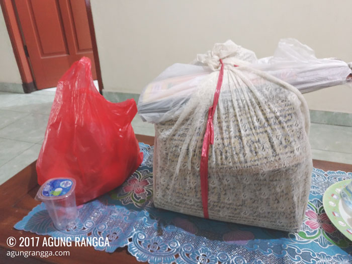 sajen untuk sembahyang di borobudur dan prambanan