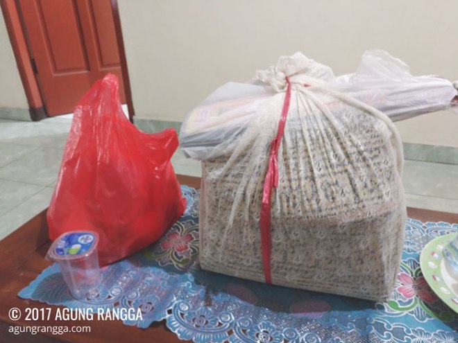 sajen untuk sembahyang di borobudur dan prambanan