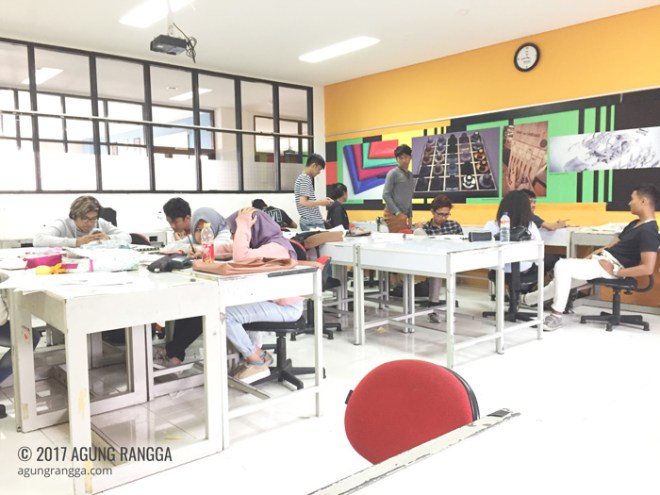 suasana kelas studio