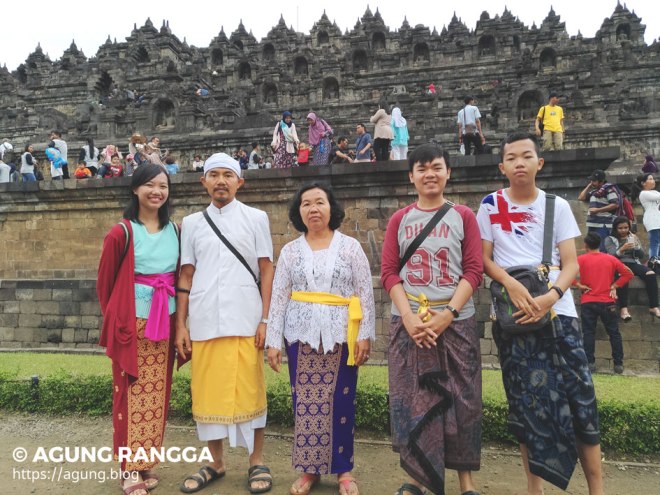 foto keluarga di Candi Borobudur
