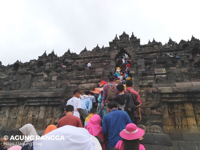 naik ke puncak Candi Borobudur