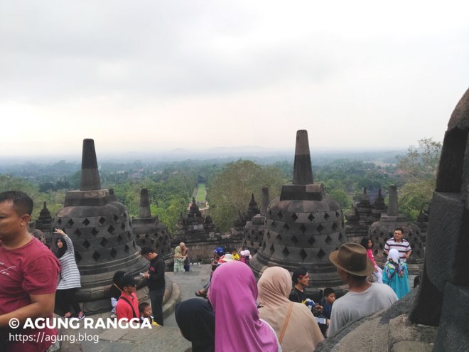 pemandangan indah dari puncak Candi Borobudur