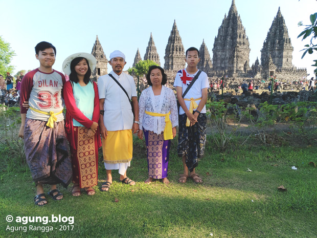 foto keluarga di depan Candi Prambanan