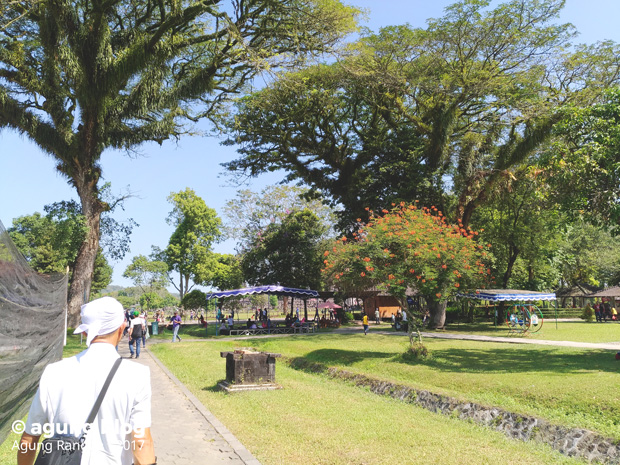 jalan menuju ke Candi Prambanan