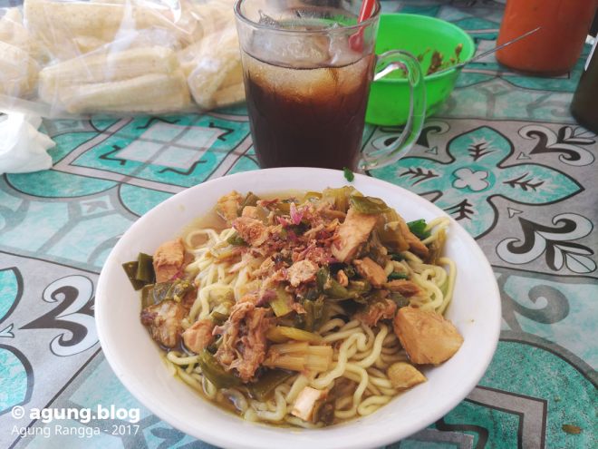 makan mie ayam di rest area tol fungsional