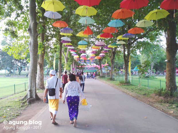 Mama dan Bapak di Candi Prambanan