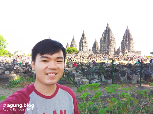 selfie di depan Candi Prambanan