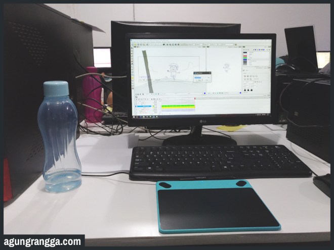 Maret - Meja kerja di kantor