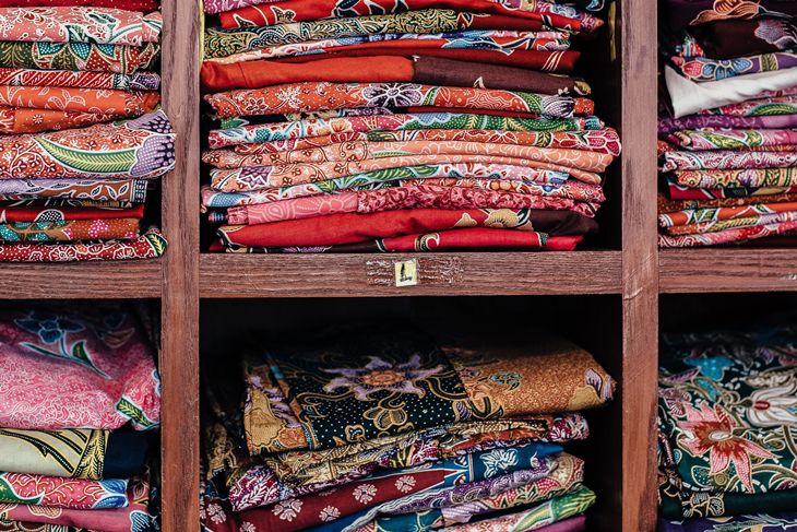 Perhatikan Motif & Warna Batik