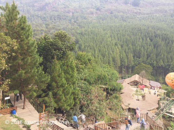 Beberapa pengunjung di The Lodge Maribaya