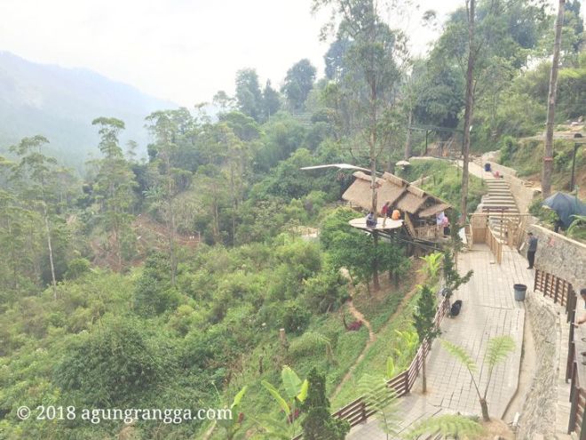 Indahnya suasana di The Lodge Maribaya