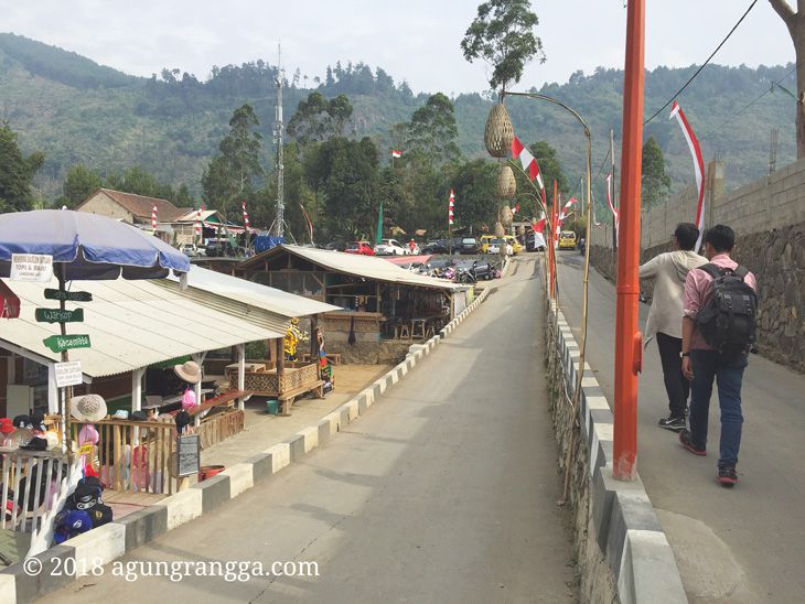 Jalan kaki menuju The Lodge Maribaya