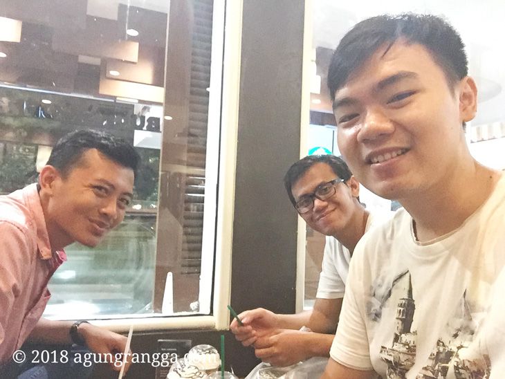 Menghabiskan malam di Starbucks Cihampelas Walk