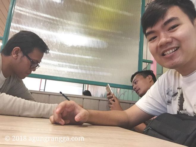 Menunggu makanan di Solaria Transmart Buahbatu