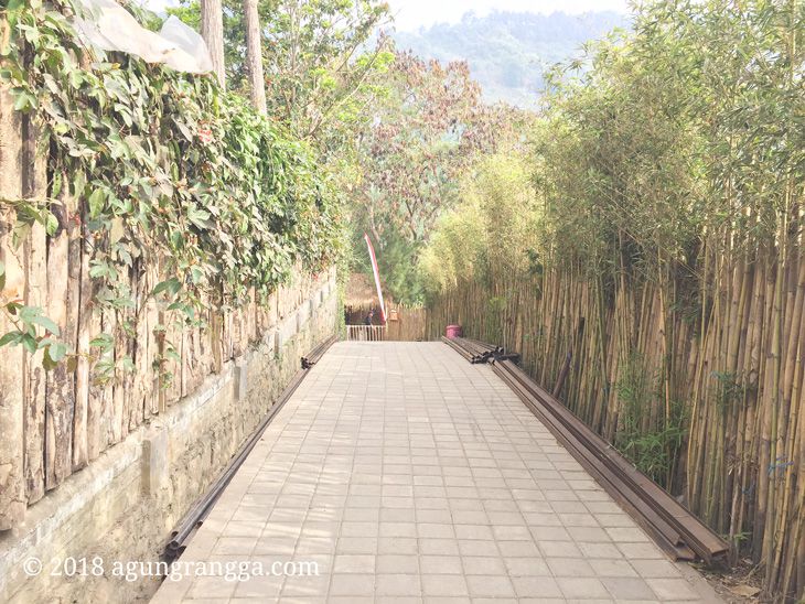 Pagar bambu di The Lodge Maribaya