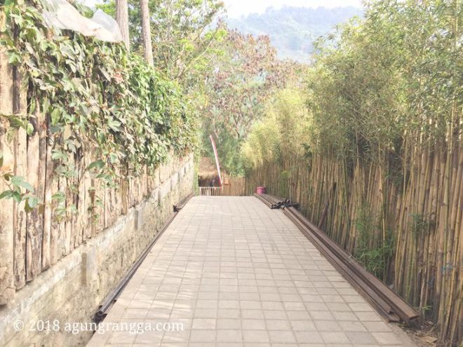 Pagar bambu di The Lodge Maribaya