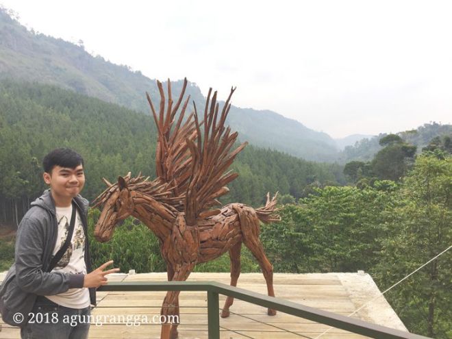 Patung unicorn kayu di The Lodge Maribaya