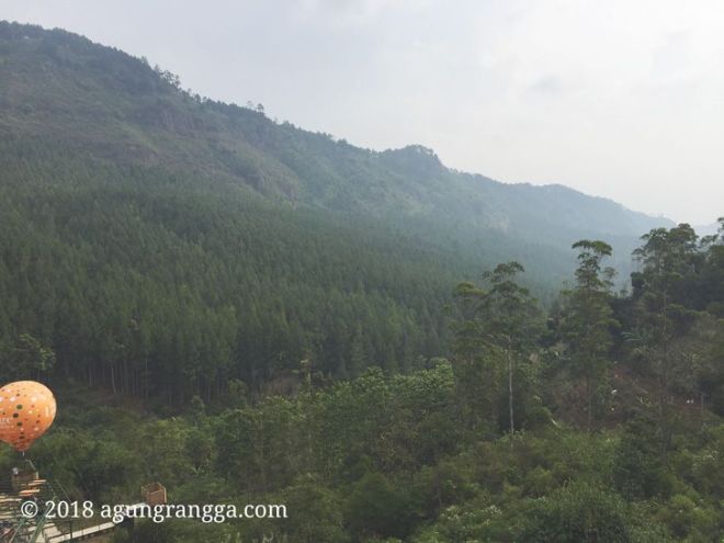 Pemandangan asri pegunungan di The Lodge Maribaya