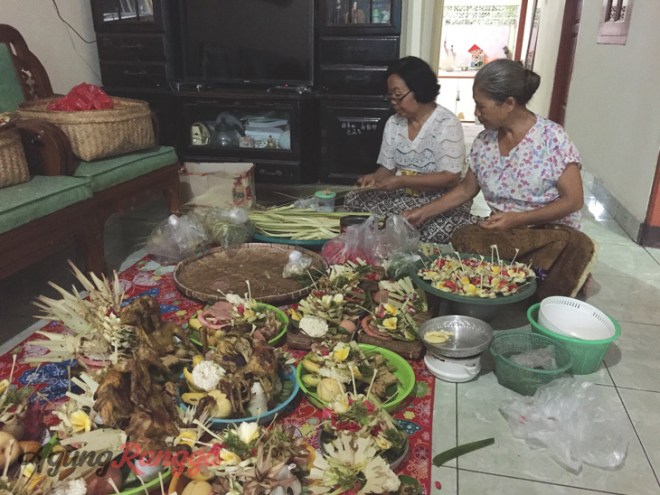Maret - Mama dan Uwak sedang membuat banten Saraswati