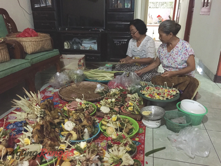 Maret - Mama dan Uwak sedang membuat banten Saraswati