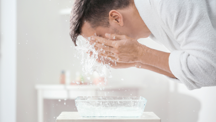 Membersihkan Wajah