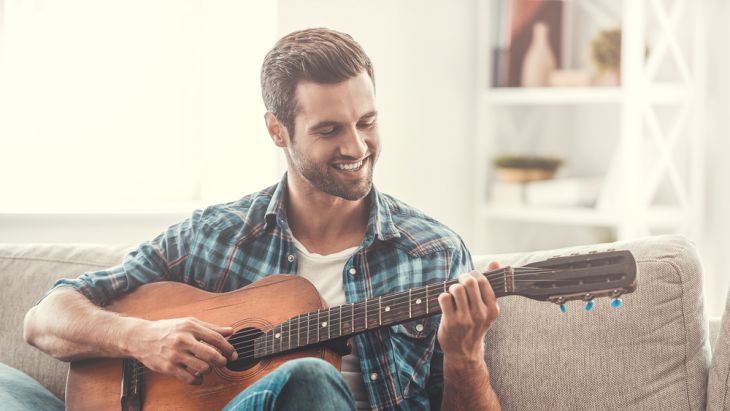 Memilih posisi bermain gitar yang nyaman