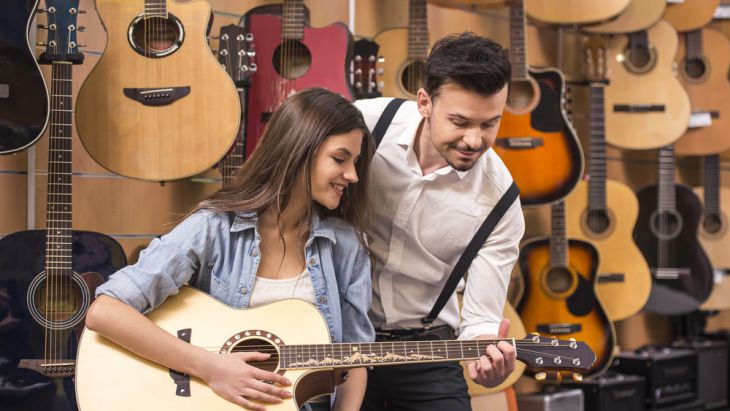 Mempelajari cara memetik gitar