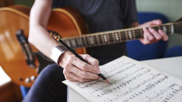 Mempelajari kunci-kunci dasar pada gitar