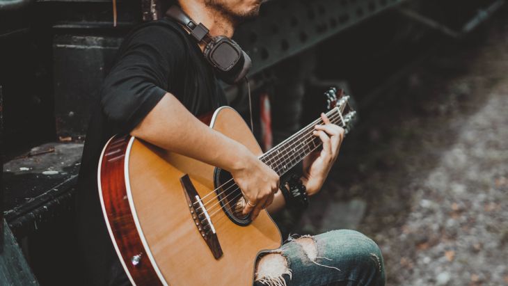 Terus berlatih memainkan kunci dasar gitar