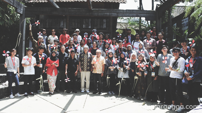 Foto bersama di Komunitas Hong