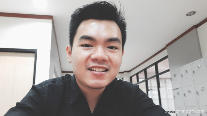 Menunggu masuk kelas di gedung S2 FSRD ITB