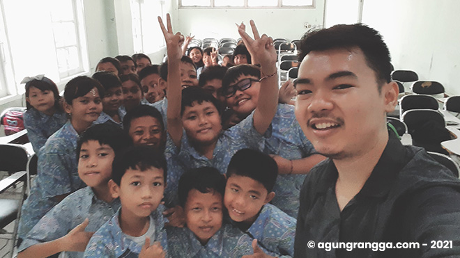 Foto bersama anak-anak kelas 4 SD