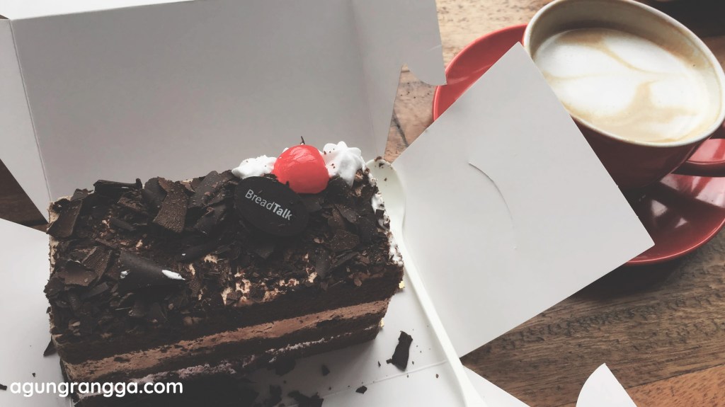 Kue dan kopi selebrasi setiap ulang tahun